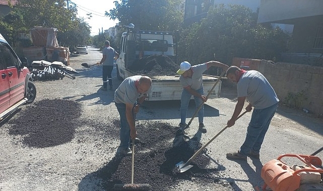 Burhaniye'de Yol, Altyapı ve Aydınlatma Çalışmaları Sürüyor