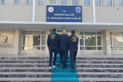 Aranan şahsı kıskıvrak yakalandı
